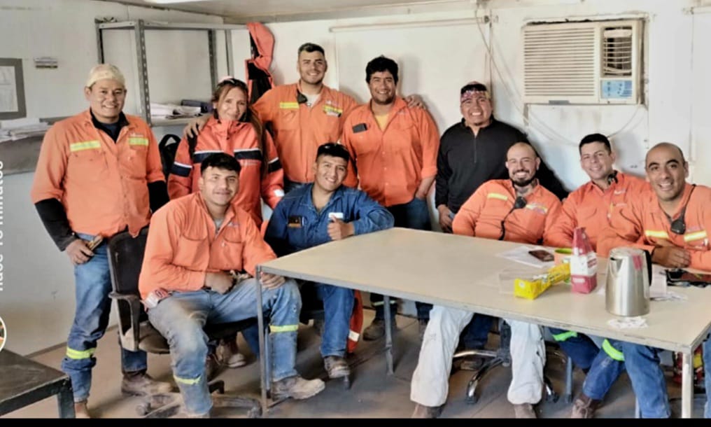 Valentina Carlo junto a compañeros de trabajo de Mansfield Minera SA. Fuente de imagen: Gentileza Valentina Carlo