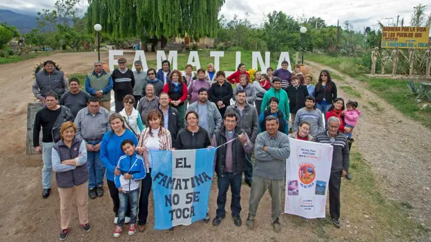 La unión vecinal, con su líder espiritual a la cabeza fue la clave de la lucha contra las mineras. Foto Diego Lima