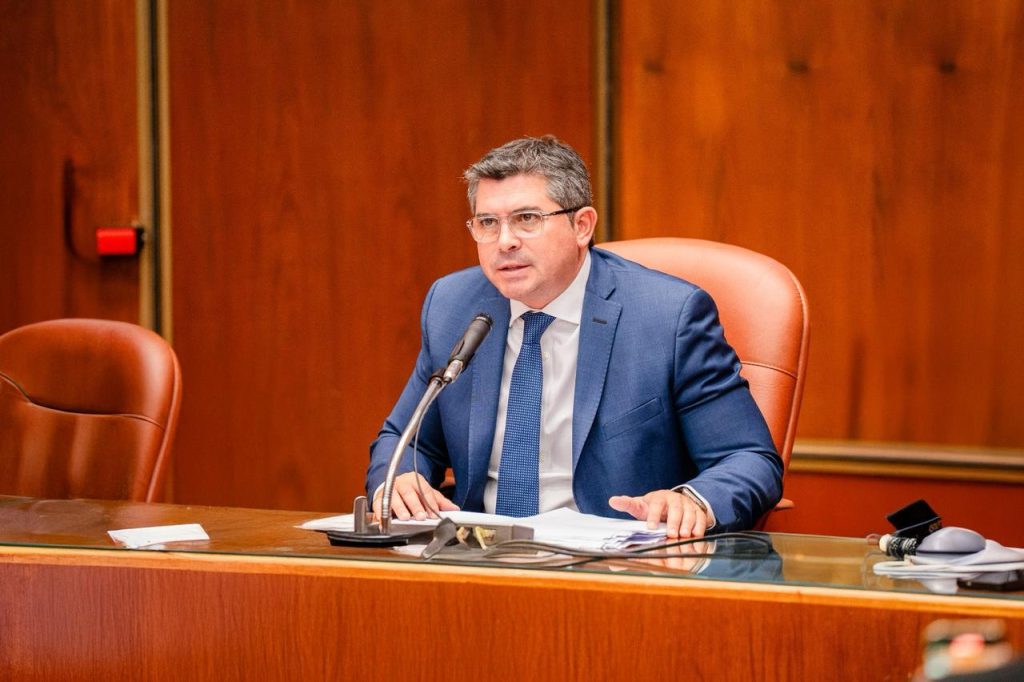 Marcelo Orrego realizando los anuncios hoy en la legislatura de San Juan