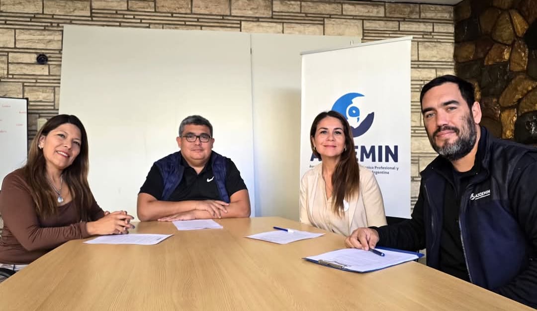 El equipo de Eleva firmando convenio con ASIJEMIN