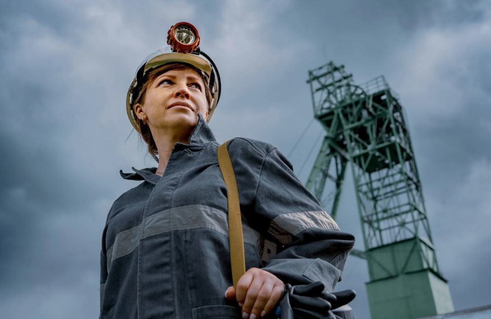 El empleo femenino en el sector minero argentino creció un 20,2% interanual, llegando a representar el 12,3% del empleo minero total (comparado con un 8,6% en 2020). El empleo femenino en el sector minero argentino creció un 20,2% interanual, llegando a representar el 12,3% del empleo minero total (comparado con un 8,6% en 2020).