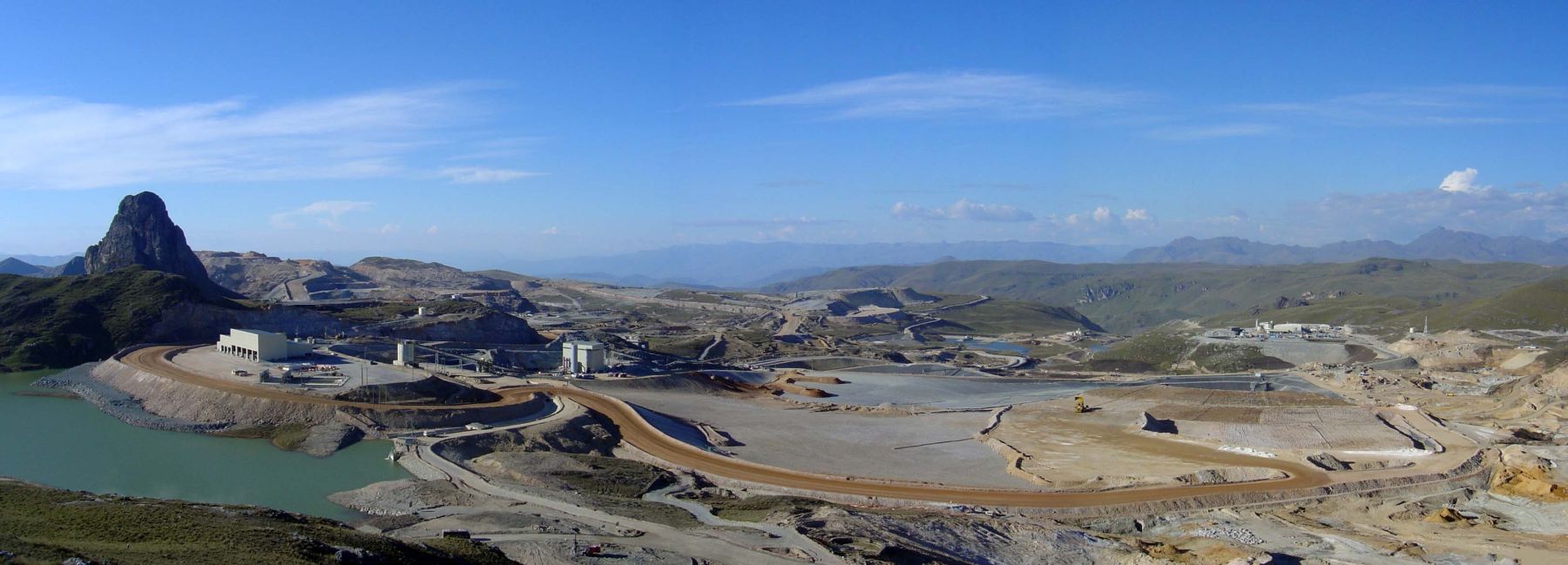 La mina Pierina inició sus operaciones en 1998, alcanzó una producción total de 8.5 millones de onzas de oro y 20.6 millones de onzas de plata a lo largo de su vida útil.