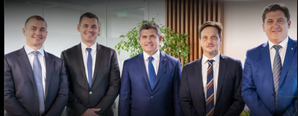 Los hermanos Lundin, socios propietarios de Vicuña, junto al gobernador Marcelo Orrego, el ministro de Minería Juan Pablo Perrea y el ministro de Producción Gustavo Fernández