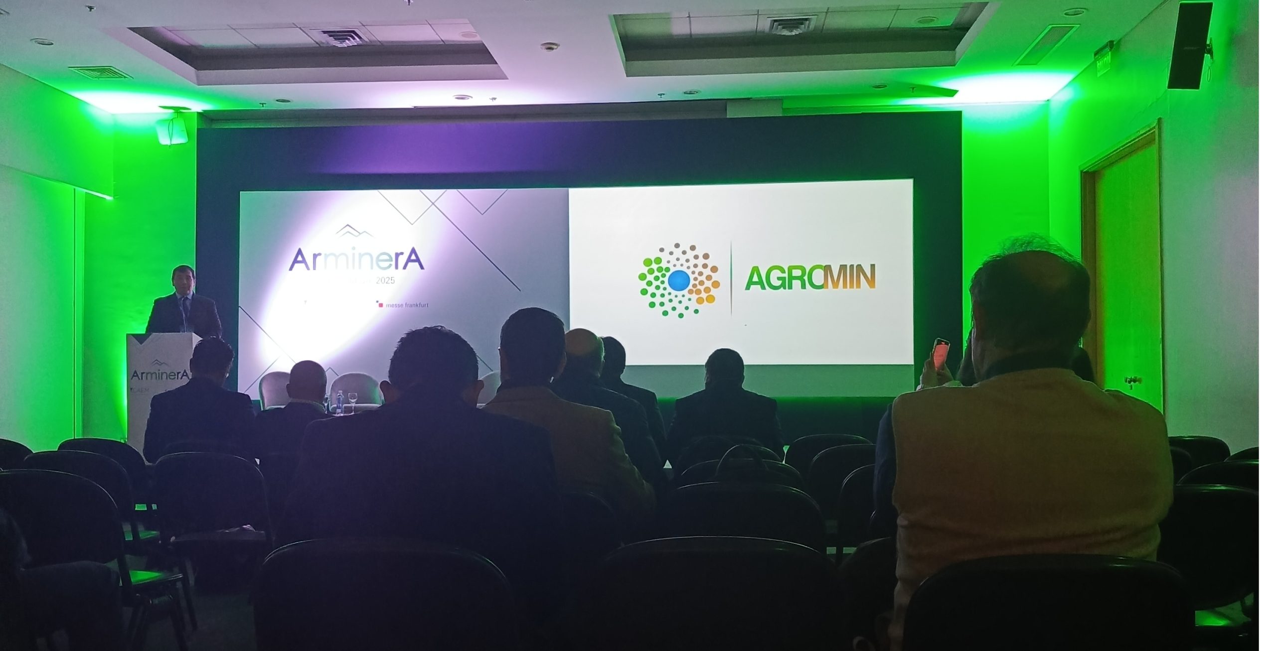 “La sostenibilidad no es un discurso, es una práctica estratégica. Si no se gestiona bien, se convierte en el talón de Aquiles de cualquier proyecto minero”, expresó Mendoza frente a un auditorio colmado.