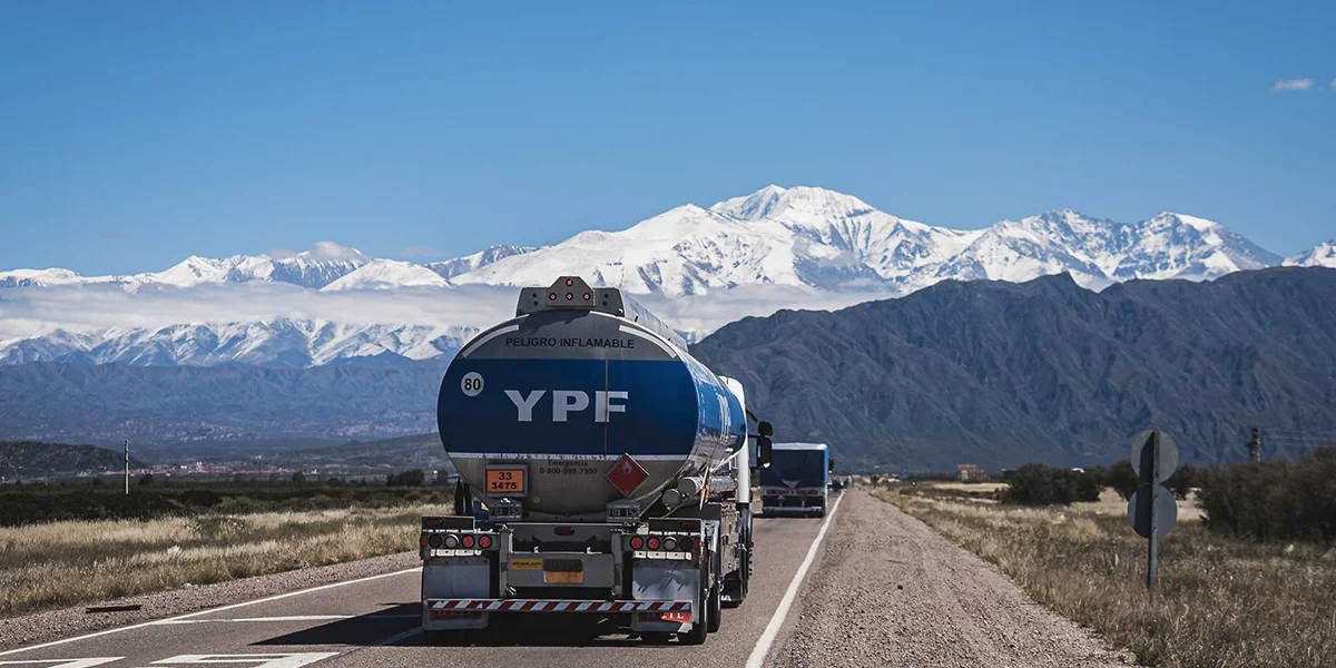 Camión cisterna de YPF transitando por rutas sanjuaninas en el marco de la logística de hidrocarburos.