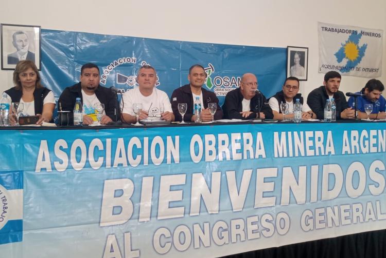 La Asociación Obrera Minera Argentina (AOMA), liderada por su secretario general Héctor Laplace, cierra acuerdos para su gremio
