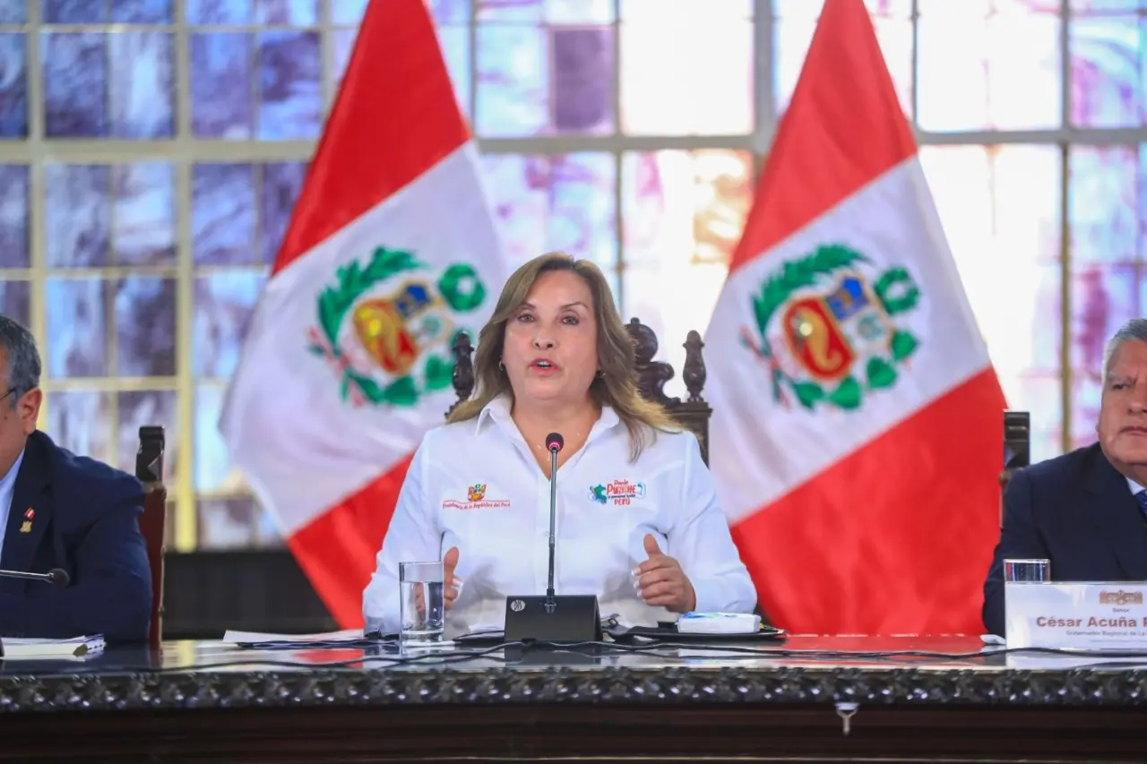 El gobierno de Dina Boluarte se hunde cada vez más. Cayó el gabinete ministerial, y se agrava la crisis de un gobierno que desde hace buen tiempo se debate en un estado de permanente crisis.