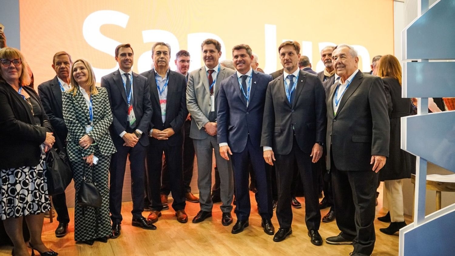 La inauguración del stand de San Juan convocó a distintos representantes políticos que estuvieron presentes en ARMINERA. Foto enviado especial/Sergio Álvarez La inauguración del stand de San Juan convocó a distintos representantes políticos que estuvieron presentes en ARMINERA. Foto enviado especial/Sergio Álvarez