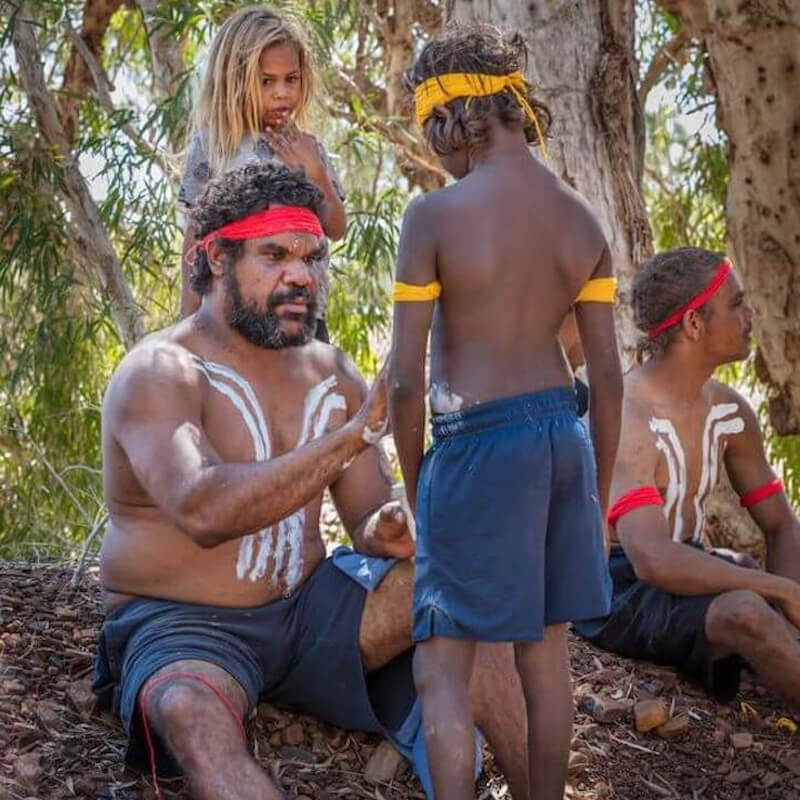 Rio Tinto se comprometió a reformar sus prácticas comerciales tras la voladura de los refugios rocosos de 46.000 años de antigüedad de la garganta de Juukan Rio Tinto se comprometió a reformar sus prácticas comerciales tras la voladura de los refugios rocosos de 46.000 años de antigüedad de la garganta de Juukan.