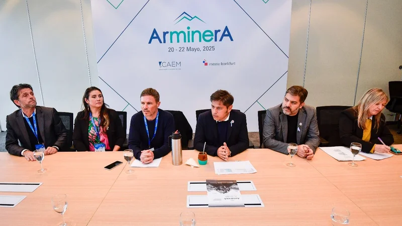 El gobernador Axel Kicillof rodeado de su equipo de colaboradores en Arminera 2025 El gobernador Axel Kicillof rodeado de su equipo de colaboradores en Arminera 2025