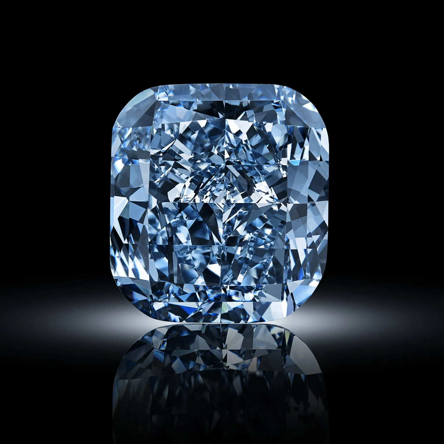  “The Mediterranean Blue” se alzó como el lote estrella, en Sotheby’s