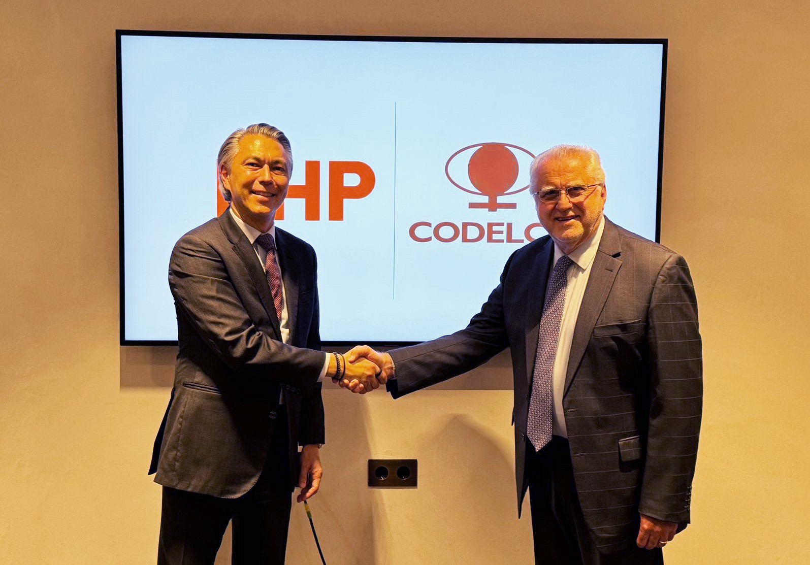 Codelco y BHP firman un acuerdo para la exploración de la zona denominada el “Anillo” en Antofagasta. A la izquierda Máximo Pacheco, presidente del directorio de Codelco y Mike Henry, CEO de BHP Codelco y BHP firman un acuerdo para la exploración de la zona denominada el “Anillo” en Antofagasta. A la izquierda Máximo Pacheco, presidente del directorio de Codelco y Mike Henry, CEO de BHP