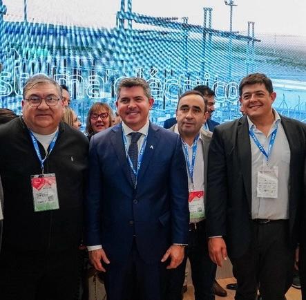 El intendente de Jáchal junto al Gobernador de San Juan, Marcelo Orrego ye intendentes de zonas mineras