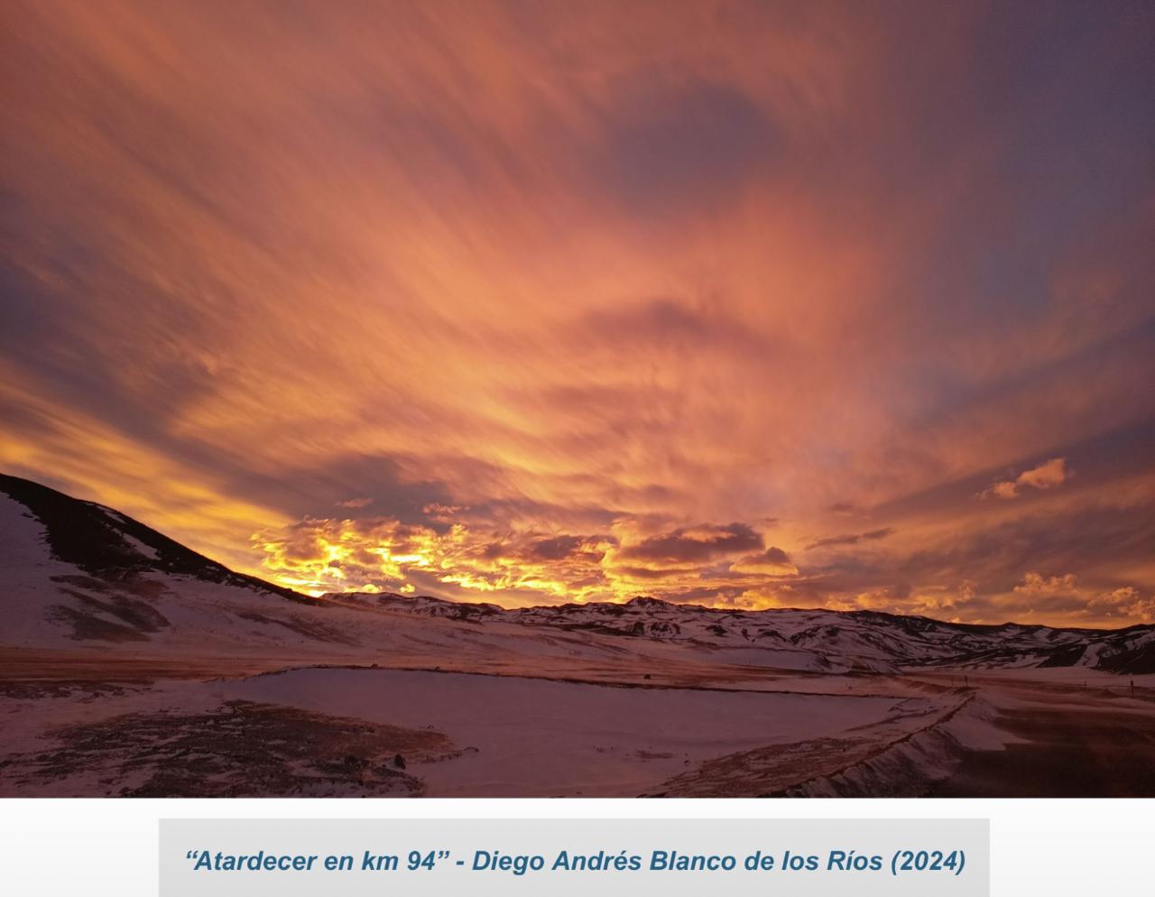 Los atardeceres en la cordillera son únicos ya que como dicen los mineros , te hacen sentir más cerca del cielo. esta imagen de Diego Andres de Los Ríos es todo un espectáculo