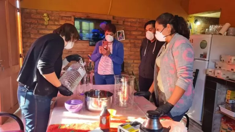 Mujeres trabajando en la extracción