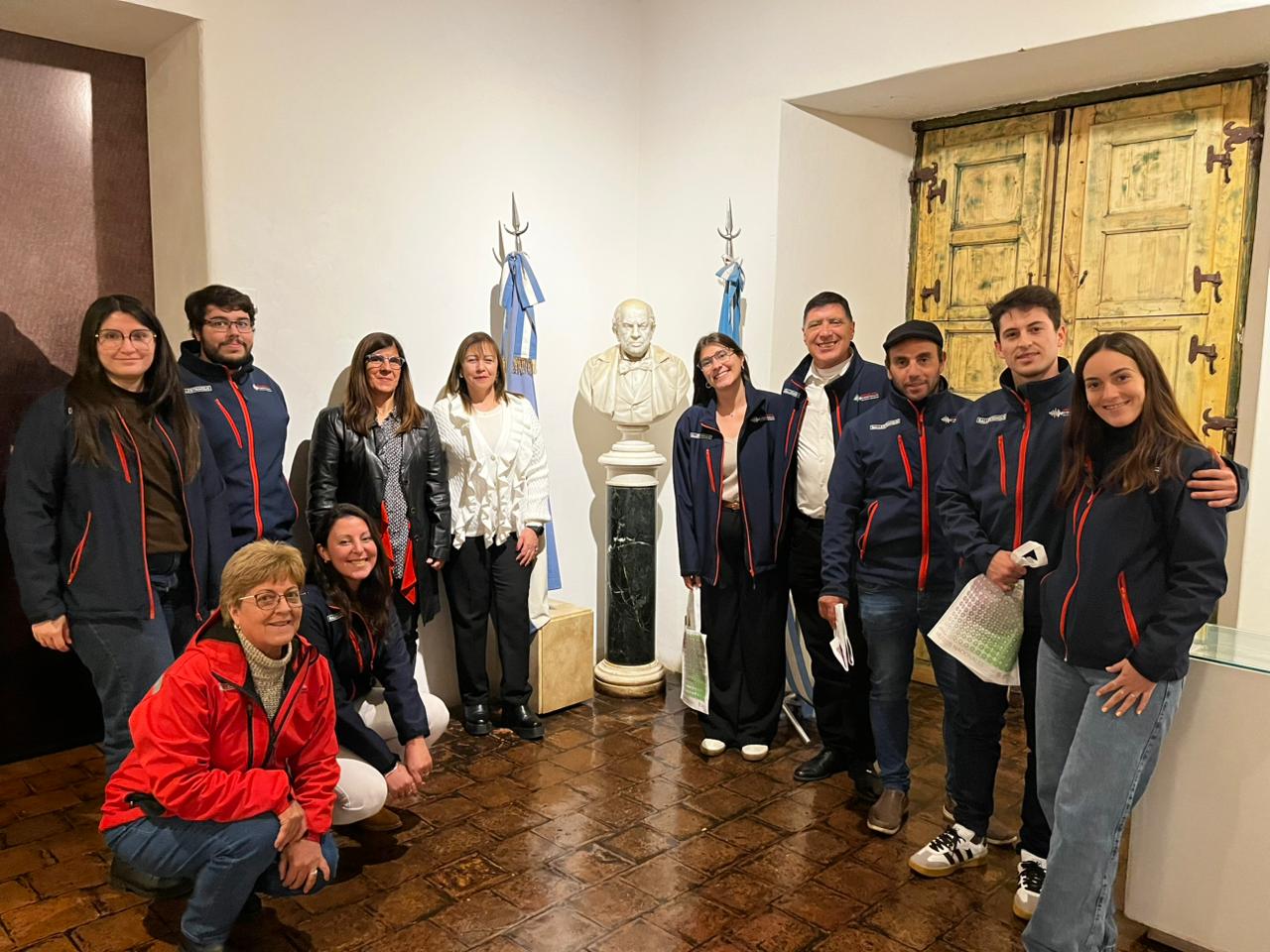 Parte del equipo de GEOAR junto a miembros de la Casa Natal de Sarmiento