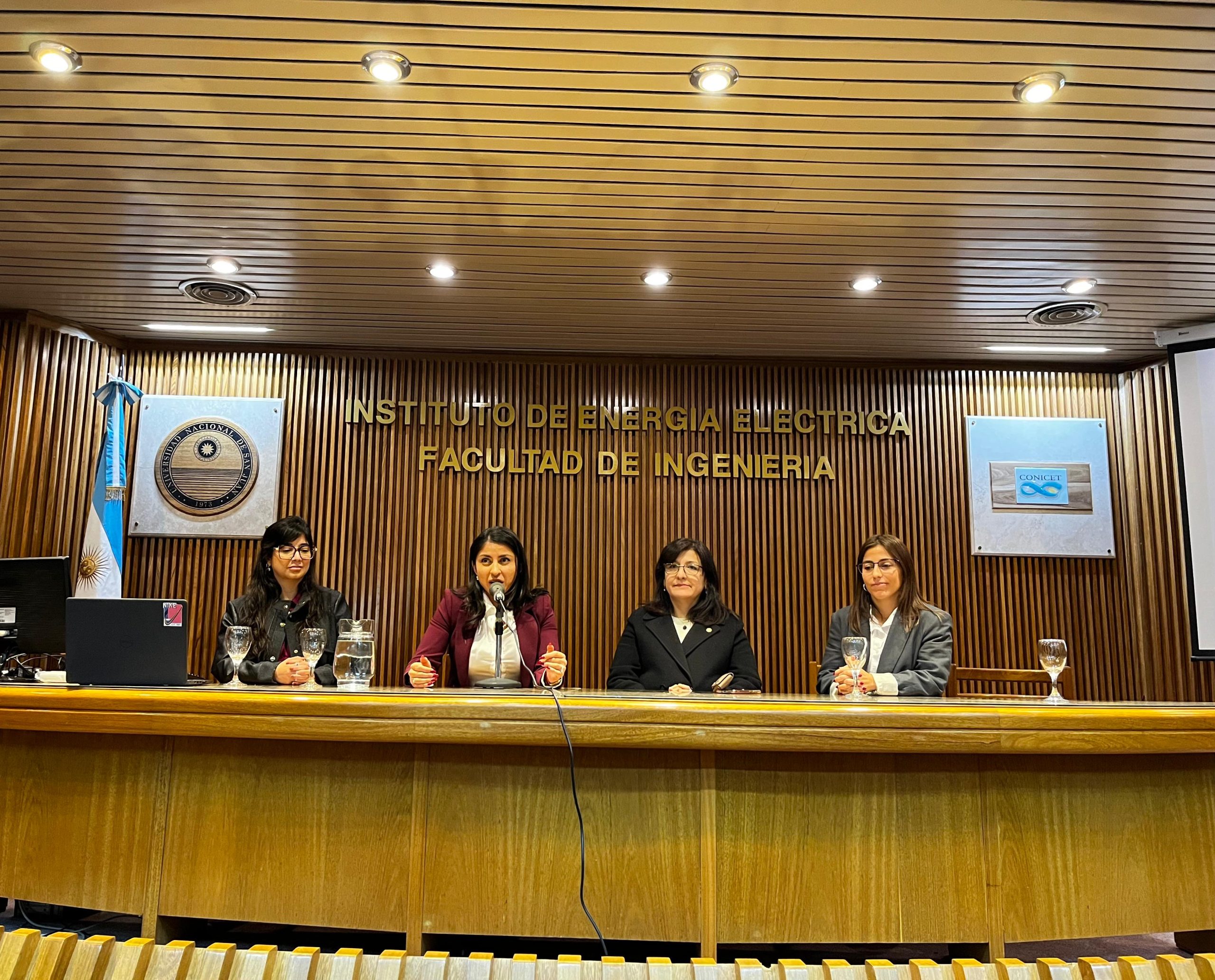 El panel de mujeres, presidido por Ing. Andrea Díaz, Vicedecana de la Facultad de Ingeniería de la Universidad Nacional de San Juan