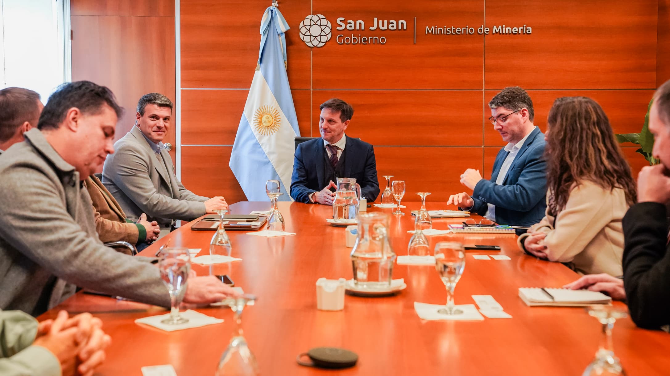 La comitiva de la empresa estuvo integrada por: Sebastián Issel, Gerente General de Sandvik Argentina; Luis De Luca, Gerente Comercial de Sandvik Argentina; Paola Marsolo, Gerente Regional de Sandvik Financial Services; Björn van den Berg, director Global de Sandvik Financial Services; Jason De Mars, director de Sandvik Financial Services para América; 	Ricardo Pachón, vicepresidente Regional de Sandvik; Maximiliano Davico, Gerente de Línea de Productos de Equipos Rotarios de Producción