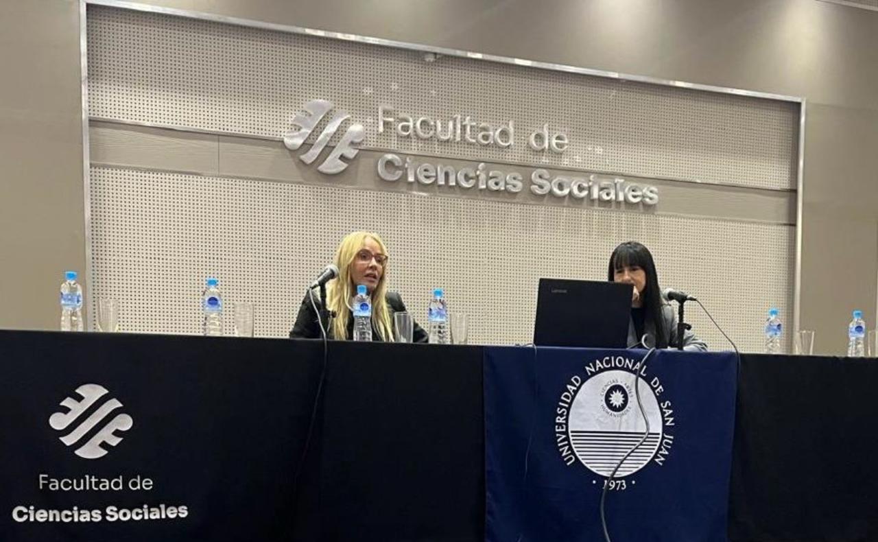Sonia Delgado en representación de Challenger Gold y el Decano de FACSO, Dr. Marcelo Lucero, junto a la Vice Decana, María del Carmen Zorrilla, firmaron un acuerdo de colaboración entre las partes.