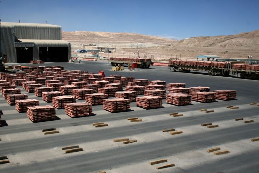 Placas de cátodos de cobre de La Escondida, de BHP, la mayor mina de cobre del mundo, en Chile. BHP esta asociada a la canadiense Lundin a través de Vicuña Corp en Argentina. (Reuters)
