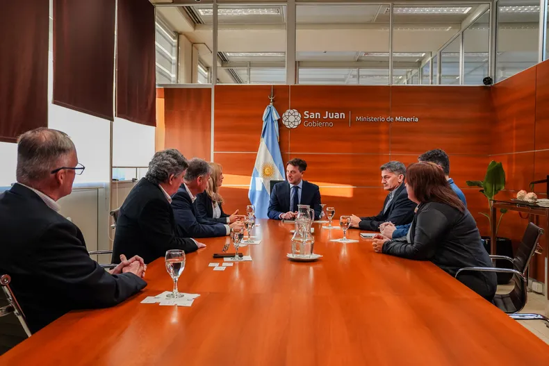 Juan Pablo Perea, ministro de minería fue el encargado de recibir a la comitiva de Challenger Gold