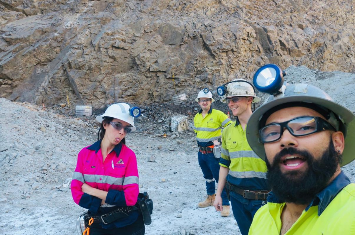 Florencia Martín junto a sus compañeros de trabajo en Australia en la mina subterránea Eureka de la empresa Saracen