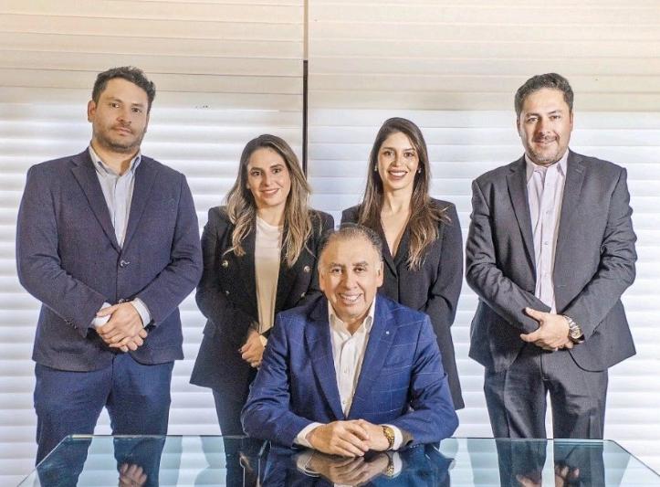 Oriundo de Pueblo Hundido, icónica localidad minera -hoy Diego de Almagro-, el patriarca, en el centro de la imagen, traspasó su pasión a sus tres hijos y a su sobrino, que lo acompañan actualmente en la dirección y gerencia de las empresas.