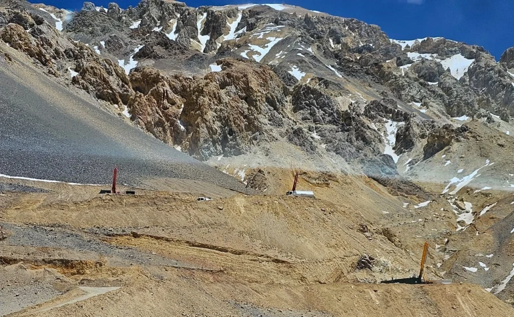 Plataformas de perforación de NGEx Minerals trabajando en el proyecto de cobre y oro Lunahuasi, San Juan.