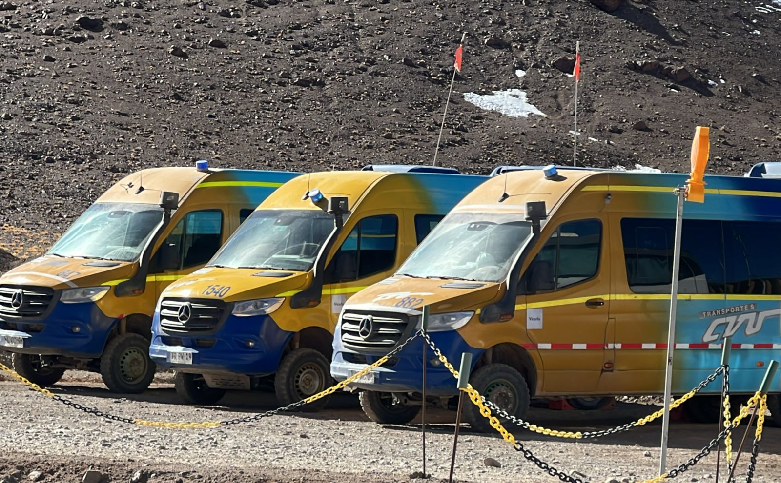 La empresa CUV de origen chileno es la encargada de transportar personal de la empresa Vicuña en territorio argentino 