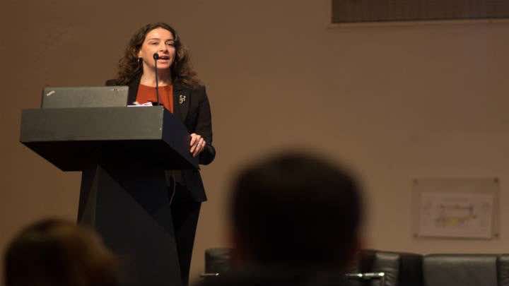 Carolina Zang en una conferencia de la IBA