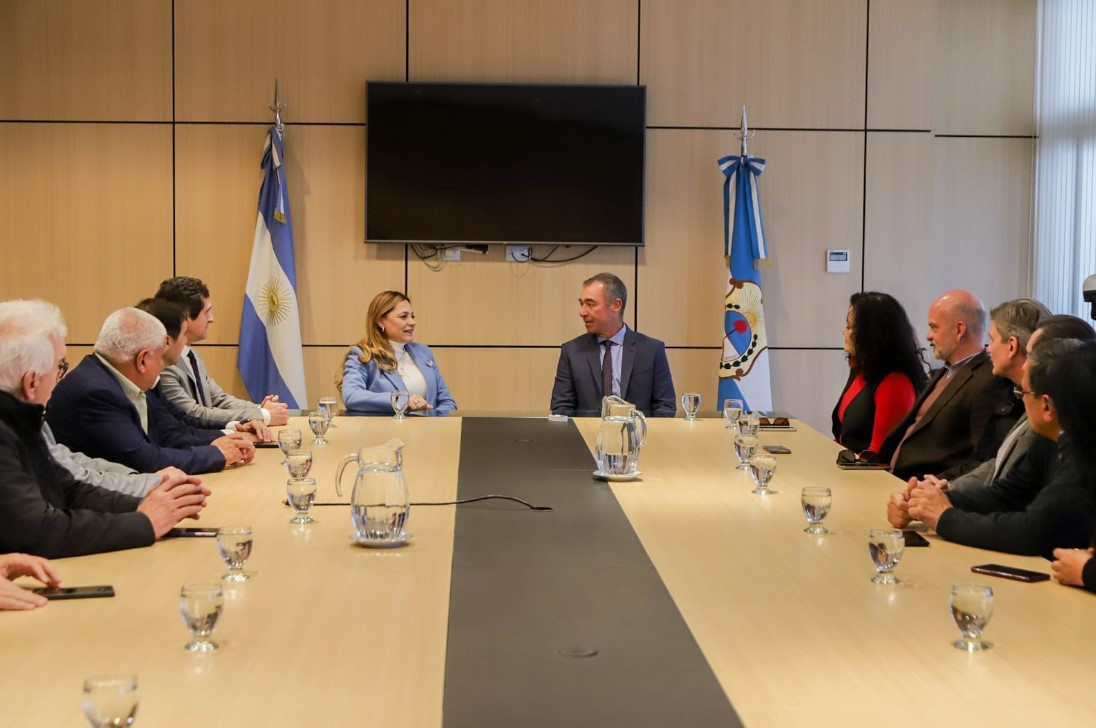 La vicegobernadora Teresita Madera, junto a diputados y diputadas, visitaron la provincia de San Juan para interiorizarse de las experiencias en minería , siendo recibidos por el vicegobernador de la vecina provincia, Fabián Martín. La vicegobernadora Teresita Madera, junto a diputados y diputadas, visitaron la provincia de San Juan para interiorizarse de las experiencias en minería , siendo recibidos por el vicegobernador de la vecina provincia, Fabián Martín.