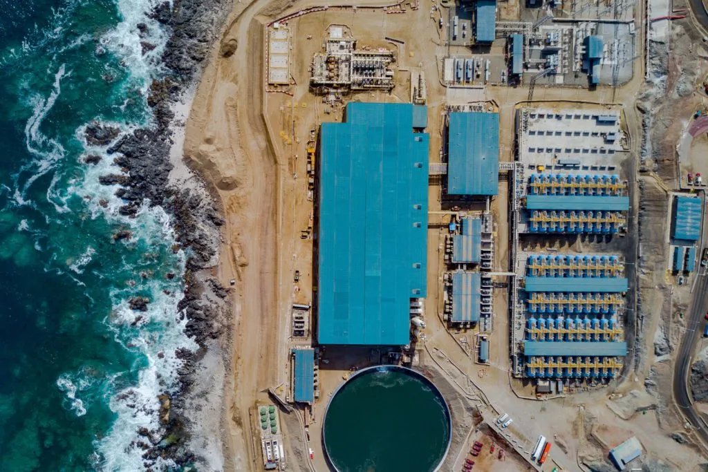 BHP no evacuó a trabajadores de desaladora en Coloso pese a alerta de tsunami: los mantuvo dentro de la planta cercana al mar esperando que pasara la alerta 