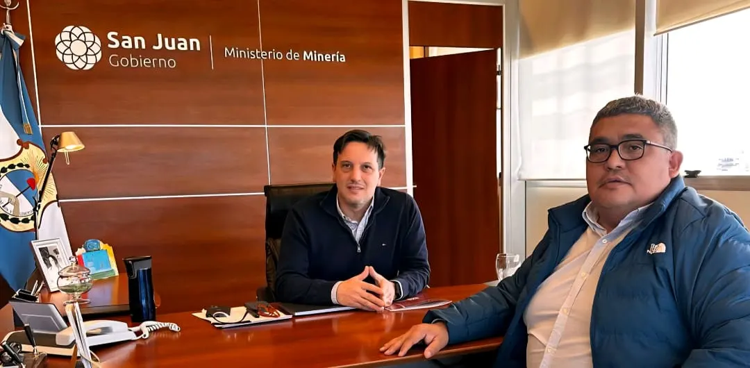 Marcelo Mena y Juan Pablo Perea dialogando sobre las contrataciones en mina Vicuña Marcelo Mena y Juan Pablo Perea dialogando sobre las contrataciones en mina Vicuña