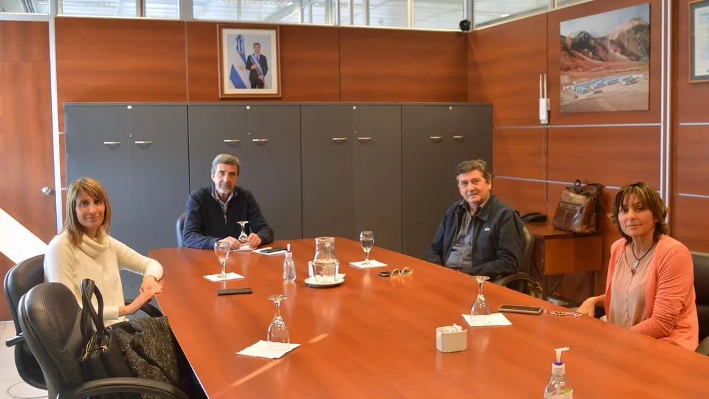 Carlos Astudillo (centro) junto a los representantes del proyecto San Francisco, el vicepresidente de la empresa Turmalina Metales Chico Azevedo(derecha) y la directora independiente María Laura Bastías,(izquierda) esposa del actual ministro de minería Juan Pablo Perea, cuando ocupó el cargo de ministro de minería