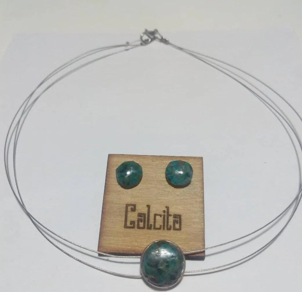 Juego de gargantilla y aros de crisocola de Calingasta, creados por Calcita Joyería.