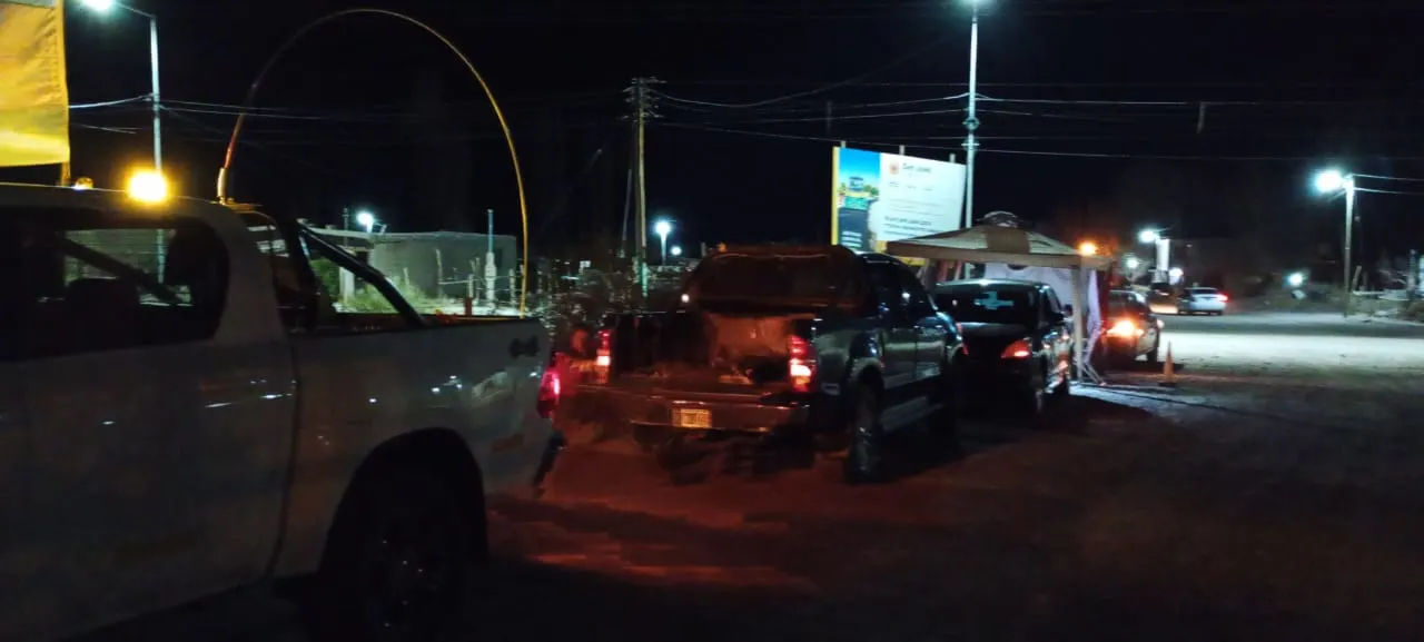 Caravana de vehículos de proveedores de Iglesia, en protesta frente a las oficinas del proyecto Vicuña