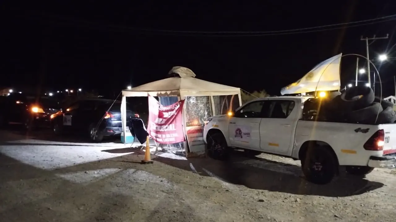 Imagen de la carpa del acampe en el cielo nocturno