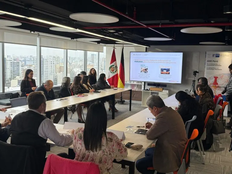 Empresarios y autoridades alemanas y peruanas en un evento de minería