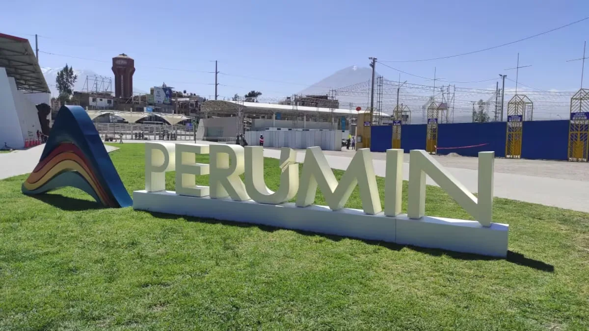 Logotipo de PERUMIN en la Convención Internacional de Minería en Perú