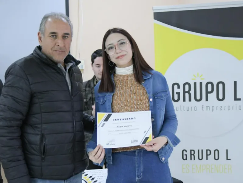 Entrega de certificados de capacitación del Grupo L en Iglesia.