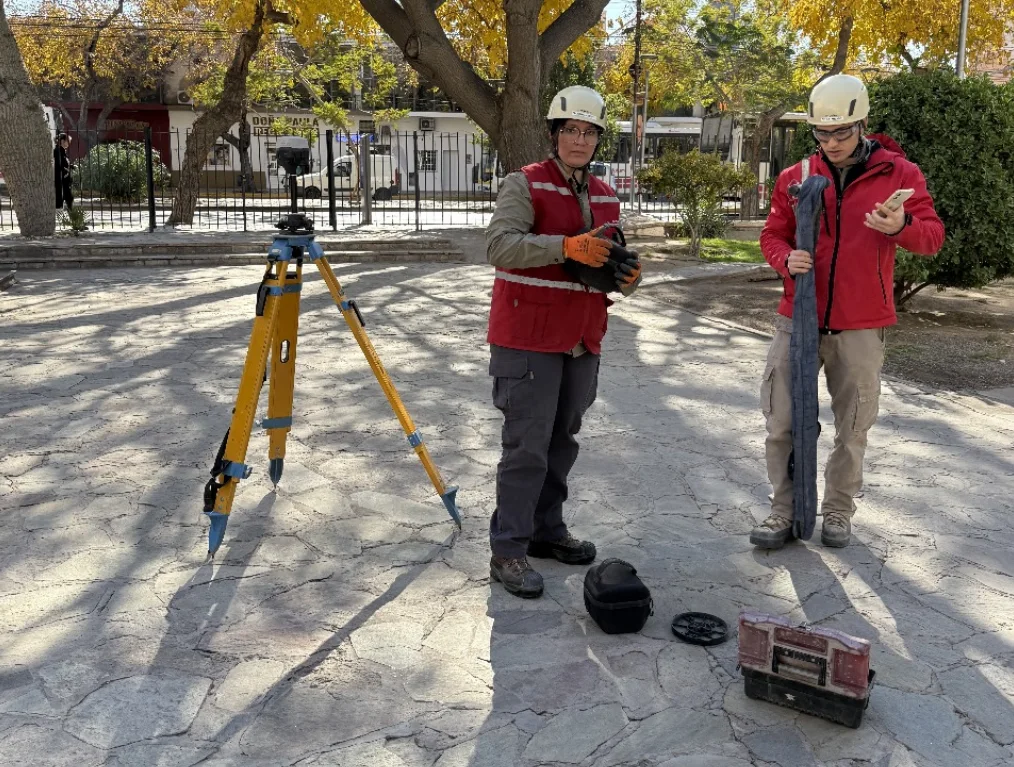 Equipo de geofísica de Geoar realizando estudios en la Casa Natal de Sarmiento