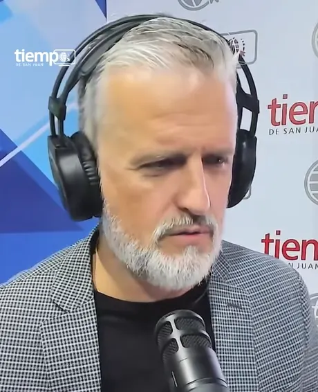 Sebastián Saharrea, en su rol de conductor, durante la emisión de su programa "Paren las Rotativas".
