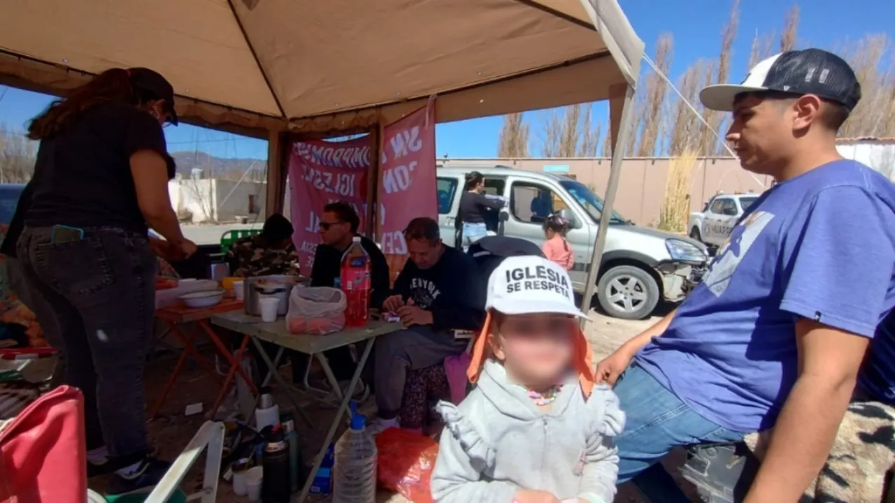 Acampe de proveedores iglesianos con pancartas frente a las oficinas de la empresa minera Vicuña