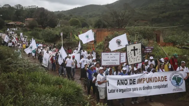 La firma legal, que representa a más de 600.000 brasileños afectados por el colapso de 2015 en Mariana, al sureste de Brasil, presentó una demanda en Londres acusando a BHP, Vale y su empresa conjunta Samarco de orquestar un esquema para evitar el pago de honorarios legales legítimos y presionar a los demandantes para aceptar acuerdos por debajo de su valor real.