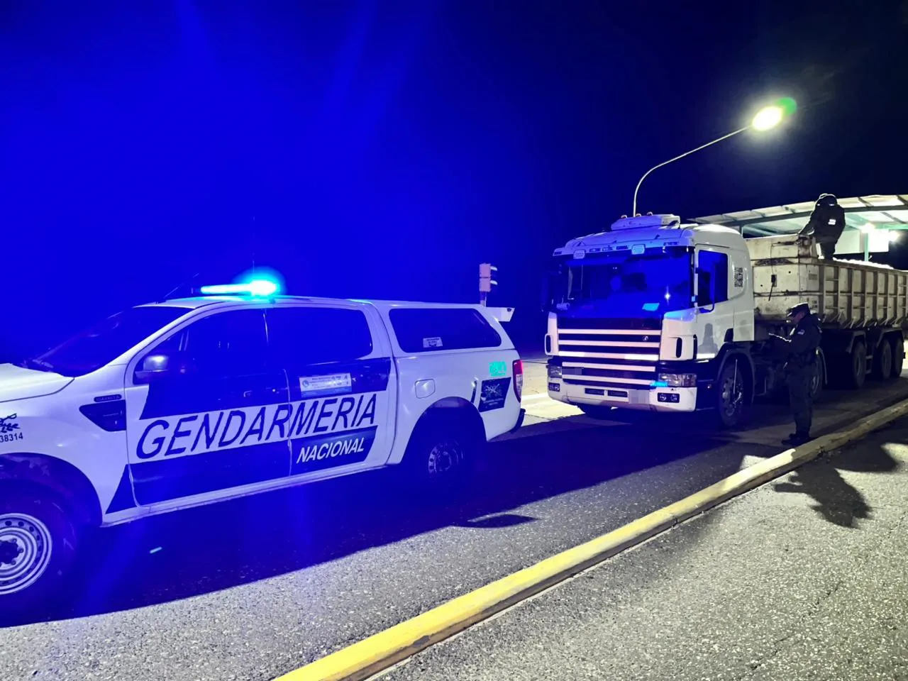 Los efectivos del Escuadrón 66 “San Juan” de Gendarmería Nacional, fueron los encargados de interceptar el camión con acoplado que circulaba por la Ruta Nacional N° 141, en el paraje Forestal, a la altura del kilómetro 202 cargado de mineral sin la documentación necesaria para su transporte.