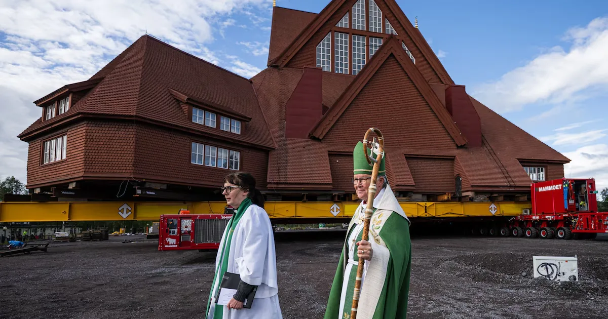 La obispo Åsa Nyström presente el traslado acompaño a la Iglesia