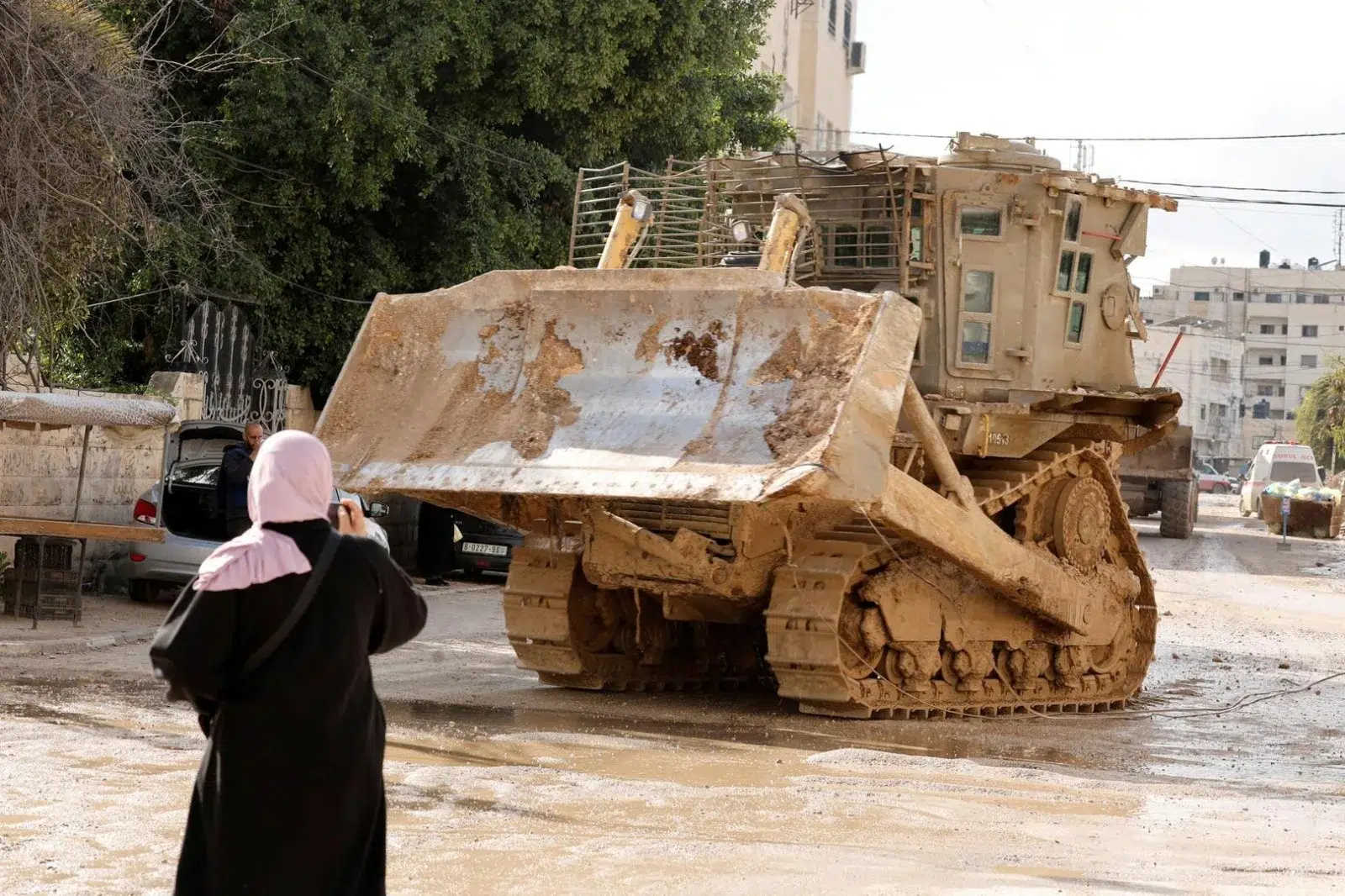 Bulldozer Caterpillar operando en las calles de Gaza en un contexto de conflicto