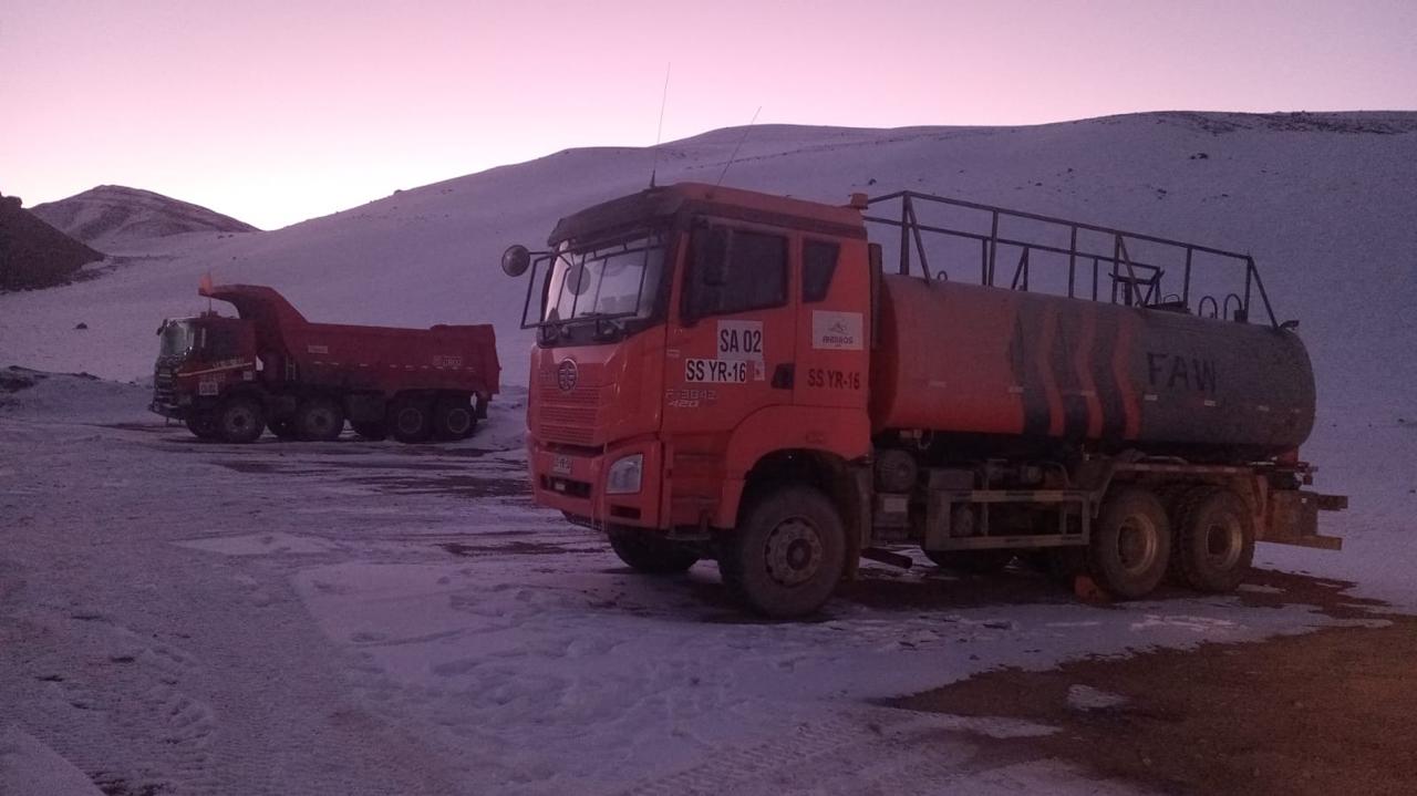 Camion chino aguatero trabajando en territorio argentino