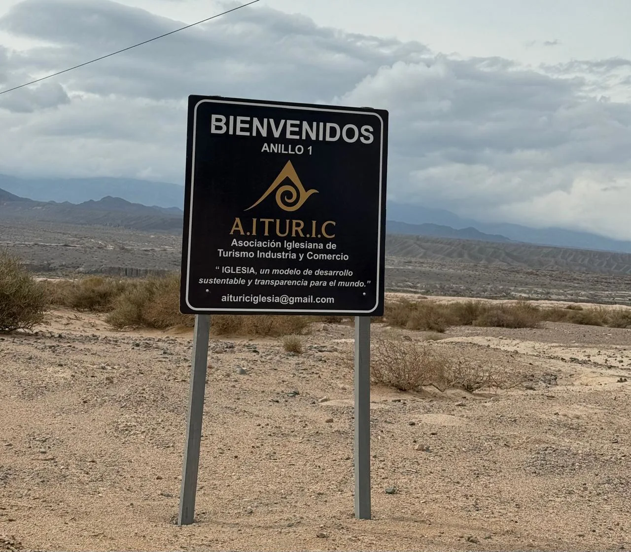 Cartel de proveedores locales de Iglesia, San Juan, en el camino al proyecto minero Malilán