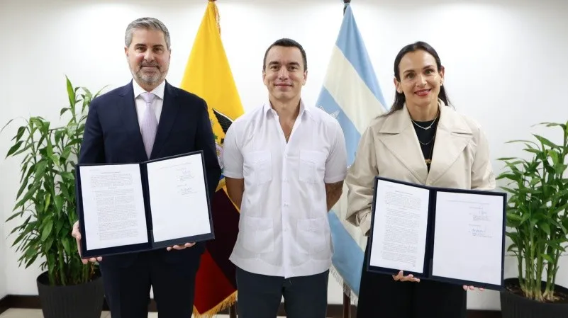 El acto tuvo lugar en la ciudad de Guayaquil, la más poblada de Ecuador, y participaron el presidente del país, Daniel Noboa; la ministra de Energía y Minas, Inés Manzano, y el representante de Barrick (especializada en extracción de oro y cobre) para Sudamérica, Marcelo Álvarez